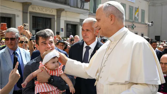 Papa Leone XIV tra i fedeli arrivati a Castel Gandolfo per l'Angelus di ieri, domenica 30 agosto 2026 / VATICAN MEDIA