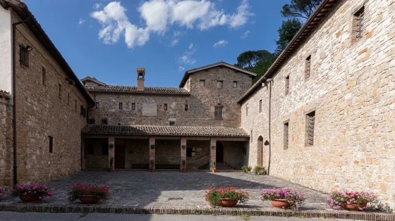 Il miele dei frati: a Camerino le api entrano in convento