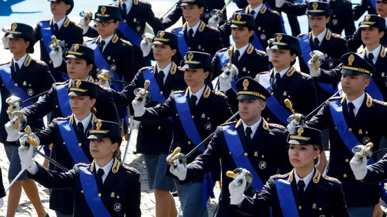 Quelle regole su tatuaggi e uniformi che penalizzano le donne in Polizia