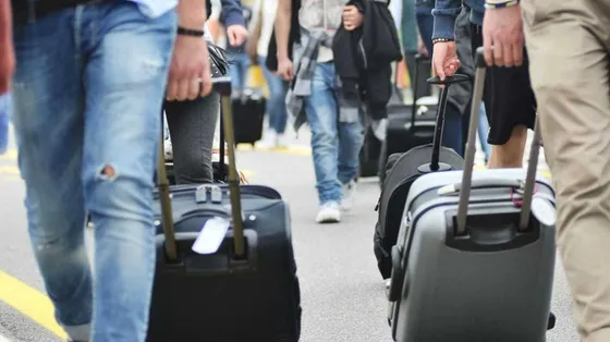 Giovani italiani in fuga ma disposti a tornare: salari e merito sono un problema