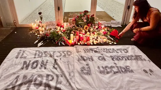 Fiori e lacrime per Lorena, Firenze si mobilita: «Adesso basta femminicidi»