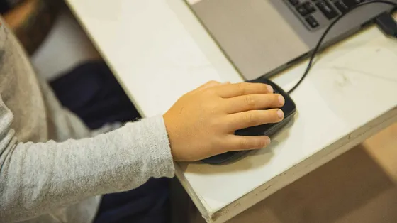 L’IA è già entrata in classe. Ecco la scuola che sta provando a trasformarla da scorciatoia a strumento