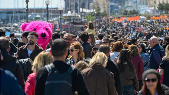 Napoli prova a mettere le sue regole sugli affitti brevi: ai turisti non più del 30% degli spazi