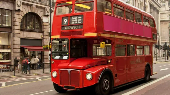 Londra salva la sua icona: lo storico bus Routemaster diventa elettrico col retrofit