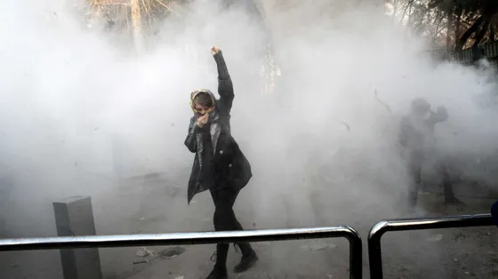 Una studentessa in una protesta all’università di Teheran