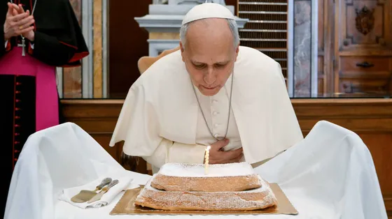 Papa Leone XIV con la torta per il suo 71° compleanno / VATICAN MEDIA