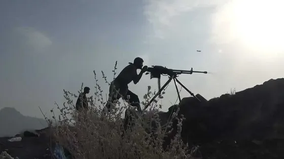 Combattenti Houthi impegnati in un'offensiva nei pressi della città portuale di Mokha, sulla costa occidentale dello Yemen