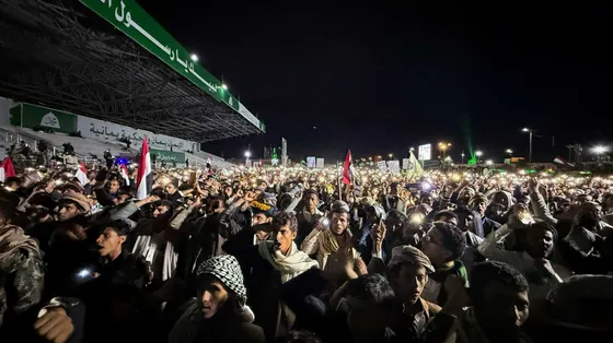 Sostenitori degli Houthi scandiscono slogan mentre celebrano l'offensiva lungo la costa yemenita del Mar Rosso, a Sanaa