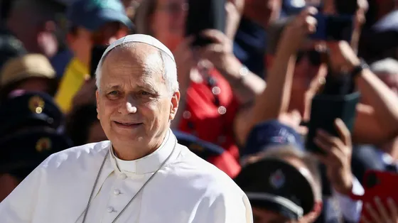 Papa Leone XIV saluta i fedeli in piazza San Pietro prima dell'udienza generale / VATICAN MEDIA