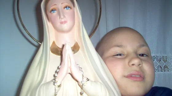 Martina abbraccia la statua della Madonna / Famiglia Kluzer
