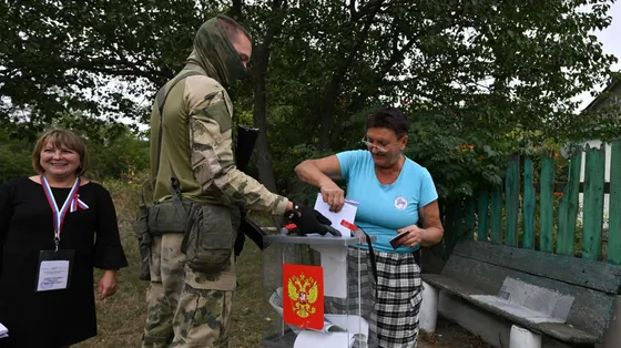 Una donna deposita la scheda elettorale durante il voto anticipato a Verbovka nel Donetsk in mano ai russi / ANSA