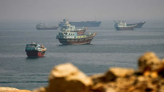 Navi in transito nello Stretto di Hormuz, fotografate da Musandam, nell'Oman, a fine agosto 2026/ REUTERS