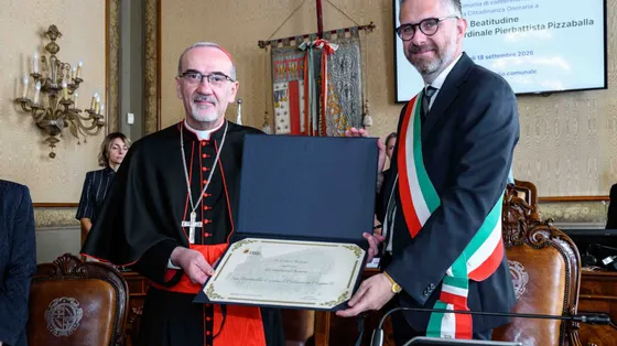 Il sindaco di Bologna, Lepore, consegna la cittadinanza al cardinale Pizzaballa / COMUNE DI BOLOGNA