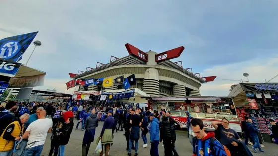 Il derby Internazionale-Milan il 19 settembre 1926 inaugurava lo stadio di San Siro noto anche come stadio Giuseppe Meazza. Qui una immagine del derby della Madonnina del 2025/ ANSA