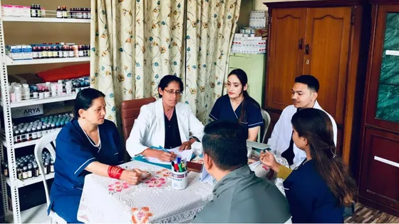Suor Lenita D’Souza con lo staff del suo ospedale mobile