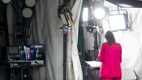 La corrispondente senior della Cnn alla Casa Bianca, Kristen Holmes, in attesa di andare in onda dall’ala nord della residenza presidenziale/ ANSA