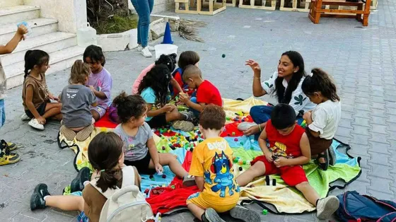Bambini della parrocchia della Sacra famiglia a Gaza giocano sul sagrato della chiesa
