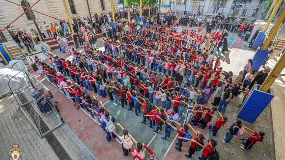 Bambini della parrocchia della Sacra famiglia a Gaza giocano sul sagrato della chiesa