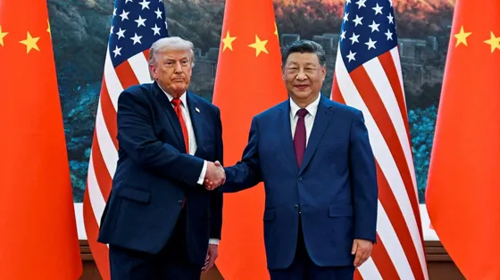 Il presidente degli Stati Uniti Donald Trump viene accolto dal presidente cinese Xi Jinping nella Grande Sala del Popolo a Pechino lo scorso 14 maggio 2026