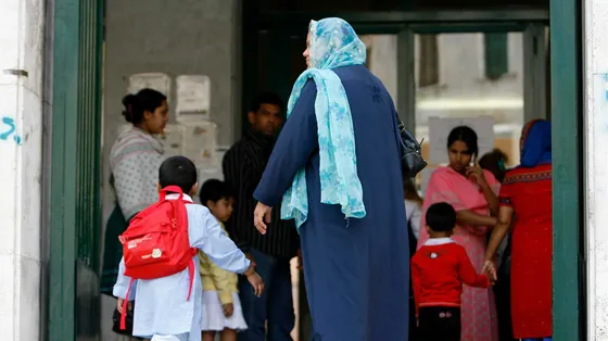 Il tetto del 30% di stranieri in classe e la "fuga dei bianchi" dalle periferie: i casi di Milano, Torino e Prato