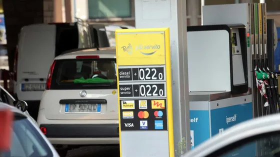 Auto fanno riforniemento a un distributore di benzina nel Comasco