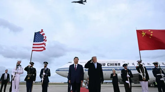 Il presidente degli Stati Uniti Donald Trump reagisce al passaggio di un bombardiere B-1 durante gli inni nazionali, mentre accoglie il presidente cinese Xi Jinping al suo arrivo alla Joint Base Andrews