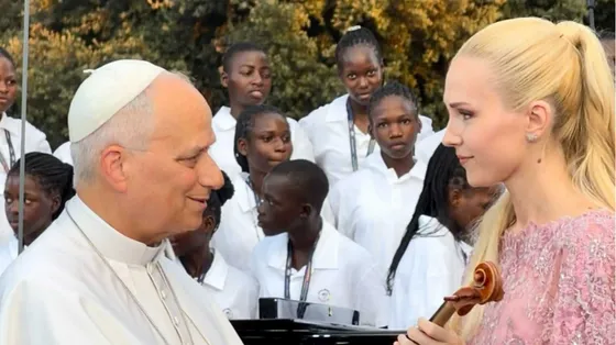 Anastasiya Petryshak: «A Kiev suono per la pace col violino benedetto dal Papa»