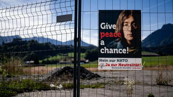 Una rete metallica, manifesto con foto di Lennon