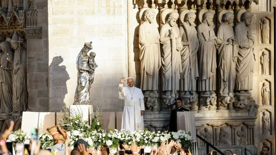 Il Papa davanti a Notre-Dame
