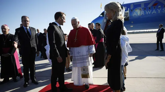 Il Papa è in Francia. «Porto la pace di Cristo: un messaggio più che mai urgente»