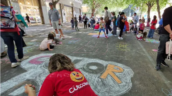 La “rivoluzione” delle strade scolastiche protegge i bambini e migliora le città