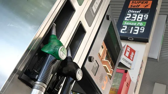 Da oggi il tetto Eni ai carburanti. E l’Europa torna a discutere gli extraprofitti