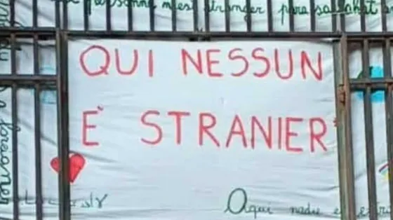 Il lenzuolo appeso all'ingresso della scuola primaria Daneo di Genova