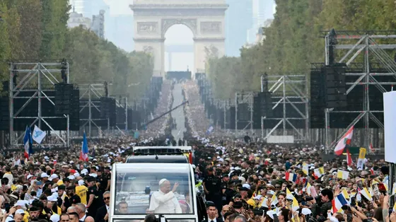 La folla impressionante di francesi sugli Champs-Élysées per la Messa del Papa