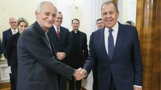 Il ministro degli Esteri russo Lavrov con il cardinale Zuppi durante la visita del 14 ottobre 2024/ REUTERS