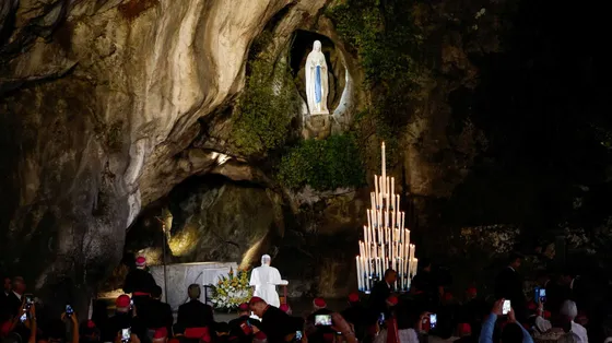 Papa Leone XIV in preghiera alla Grotta di Massabielle nel Santuario di Lourdes / REUTERS