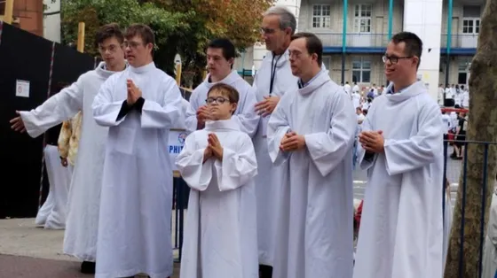 Théophile e gli altri, i sei giovani con sindrome di Down chierichetti alla Messa del Papa