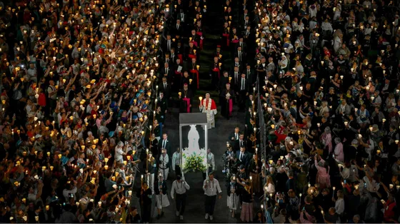 Il Papa a Lourdes fra i malati: «No a leggi che tolgono la vita con la scusa della compassione». L'incontro con le vittime di abusi