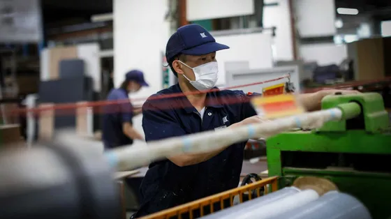 Un operaio vietnamita lavora presso lo stabilimento della Naito Furniture Industry a Minami Alps, nella prefettura di Yamanashi
