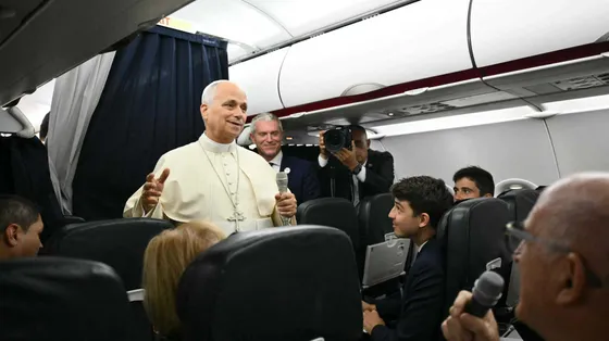 Leone XIV sull'aereo papale: «Non sono un politico, ma la Chiesa  ha il dovere di parlare»
