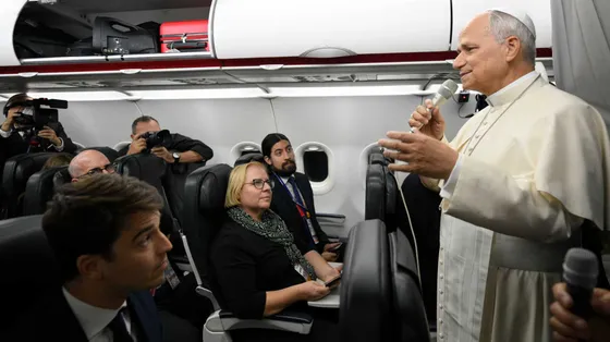 Papa Leone XIV in dialogo con i giornalisti sul volo di ritorno dalla Francia verso Roma / VATICAN MEDIA