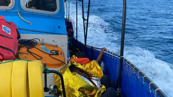 Nuovo naufragio nel Mediterraneo, soccorso un gommone con due corpi senza vita