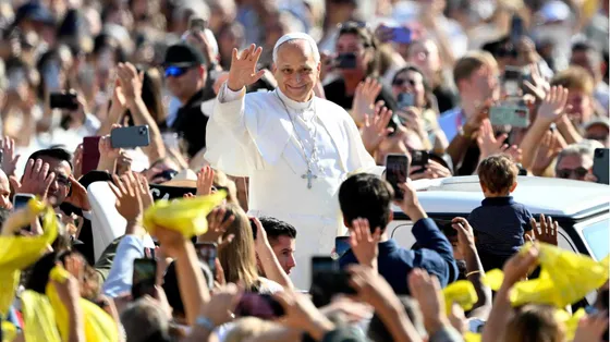 Papa Leone XIV in mezzo ai fedeli in piazza San Pietro per l'udienza generale del mercoledì / ANSA
