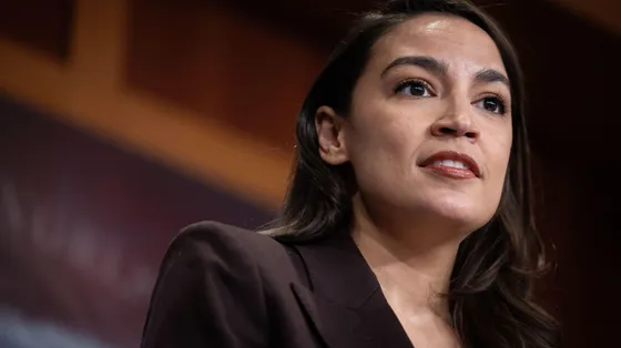 Un'immagine in primo piano di Alexandria Ocasio-Cortez