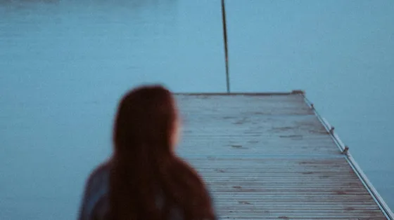 Una ragazza sola sul lago
