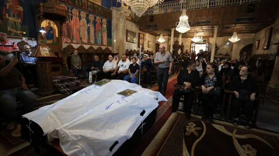Due bare avvolte di bianco in una chiesa di Gaza ci ricordano che quella guerra uccide ancora