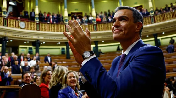 Uomo applaude in aula parlamentare