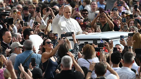 Leone XIV in mezzo ai fedeli riuniti in piazza San Pietro per l'udienza generale di oggi, mercoledì 7 ottobre 2026 / ANSA