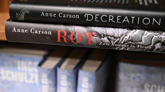 Per capire davvero Anne Carson, Nobel 2026, bisogna partire dal frammento e della poesia come interstizio