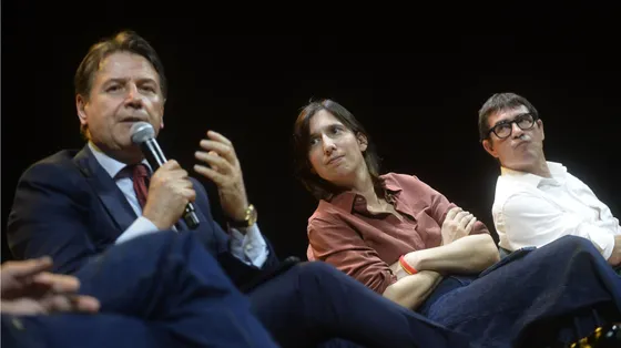 Giuseppe Conte (M5s) parla al convegno del Manifesto mentre lo ascoltano Elly Schlein (Pd) e Nicola Fratoianni (Avs)